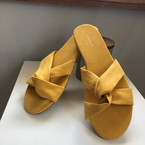 Cute yellow summer sandals!